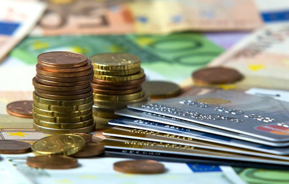 在POS機(jī)上刷卡產(chǎn)生的手續(xù)費(fèi)都給了誰？